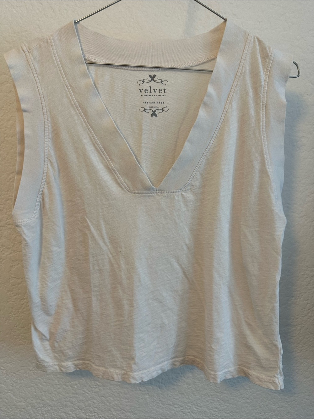 Velvet by Graham & Spencer Women's Cream V-Neck Sleeveless Top - L